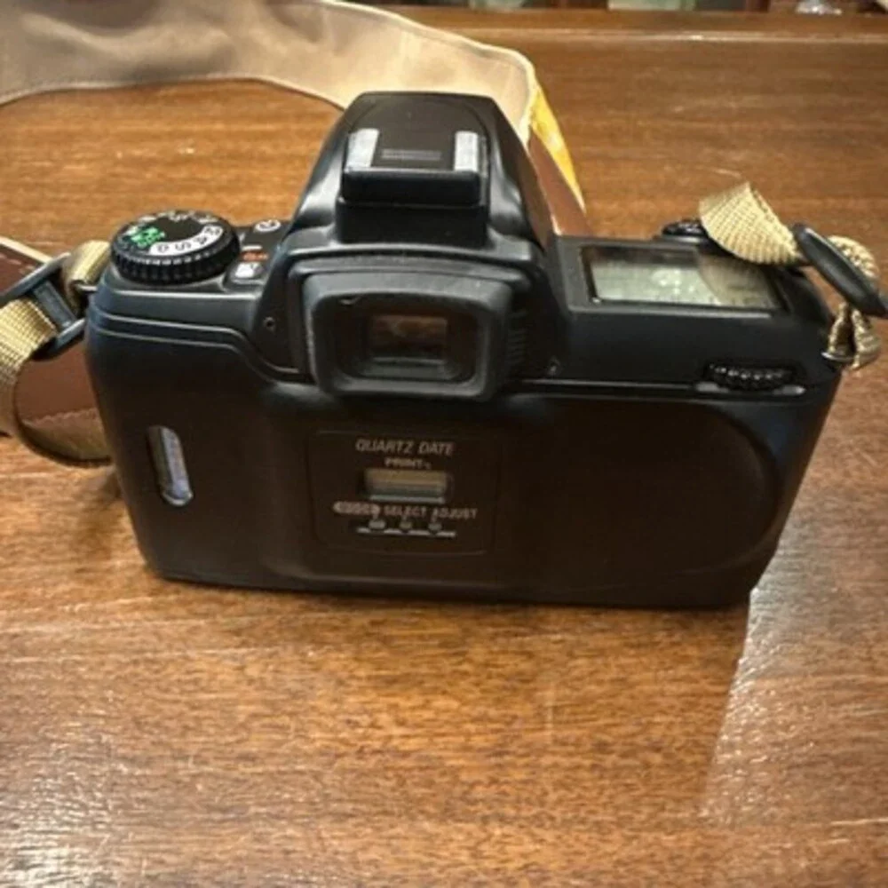 Nikon N65 35mm SLR Film Camera W/ AF Nikkor 28-80mm f/3.5-5.6 D Lens Flash Case